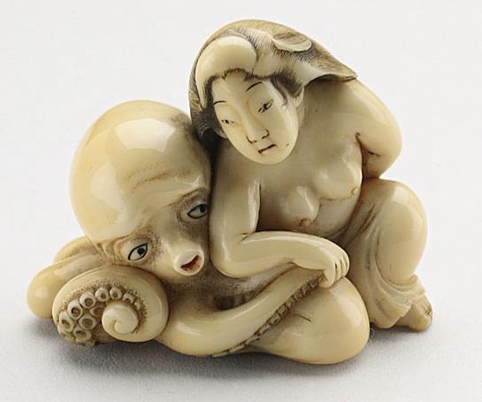 Netsuke tallado en marfil. Netsuke tallado en marfil.