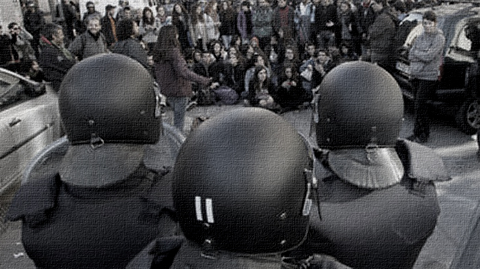 Sentada frente al IES Luis Vives de Valencia