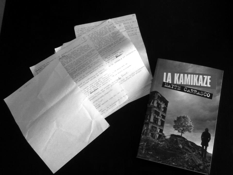 Manuscrito de su primera novela y La Kamikaze de Mayte Carrasco