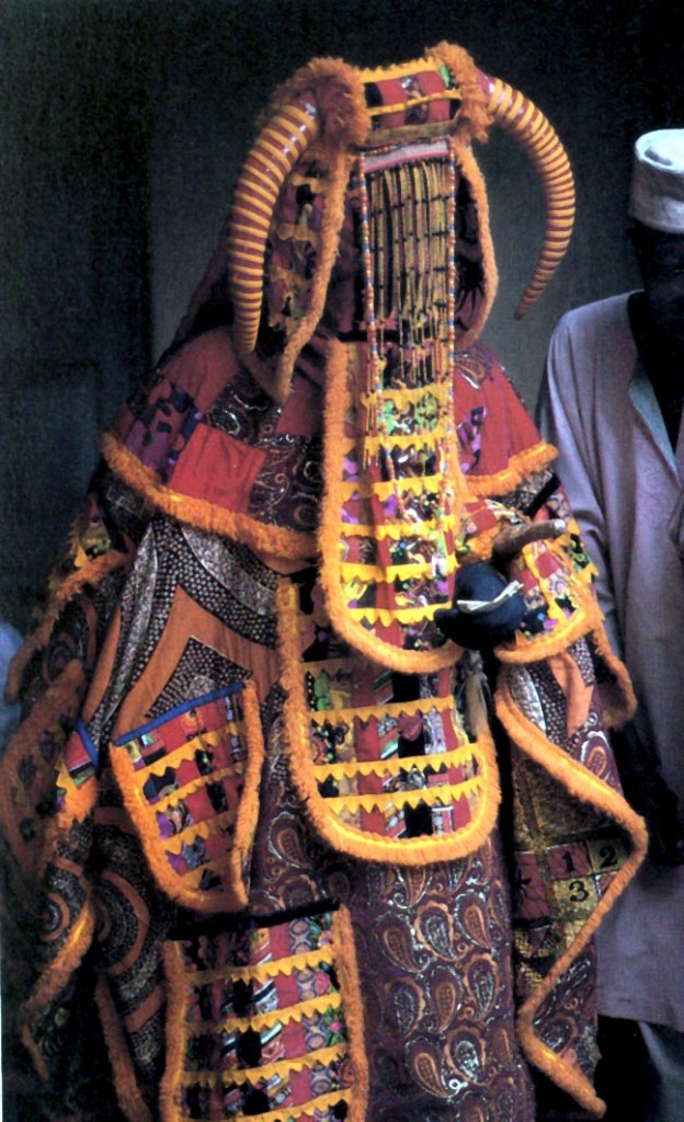 Yoruba enmascarado en el egungun