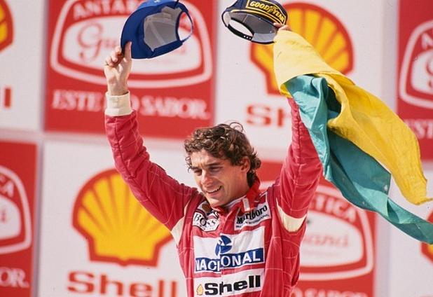 Senna tras vencer en el Gran Premio de Brasil. Fotografía perteneciente al Instituto Ayrton Senna