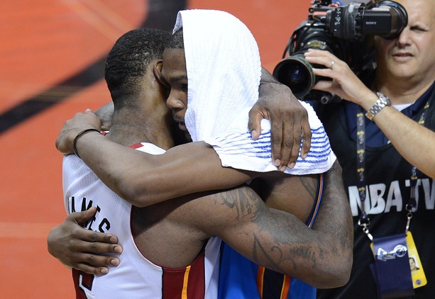 El emotivo abrazo entre James y Durant que seguro que veremos repetido en el futuro. Aunque quizá los papeles de vencedor y derrotado cambien