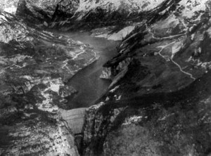 Panorámica de la presa de Vajont antes de la catástrofe. Para apreciar la escala de la fotografía, la coronación de la presa (abajo, a la izquierda) mide 190,50 metros