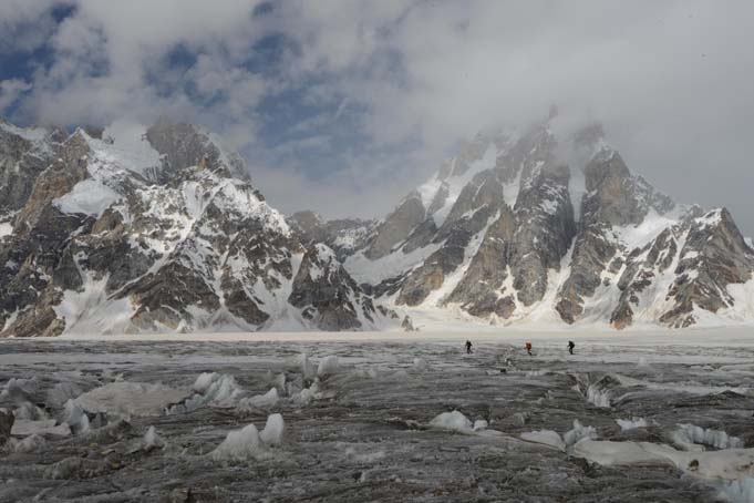 Encordados en el glaciar de Biafo (Comp) Encordados en el glaciar de Biafo Comp