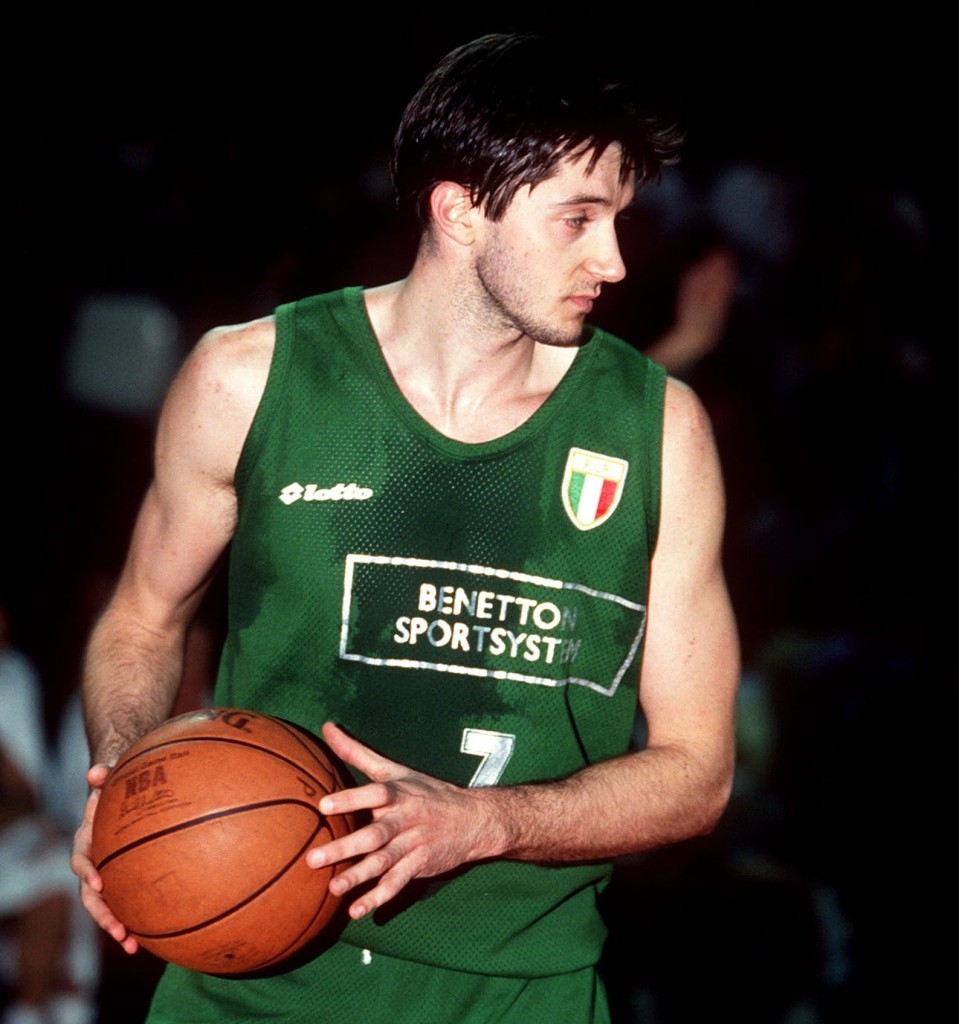Tony KUKOC, jugador de baloncesto de Croacia, alero del Benetton, con balon. Estudiantes - Benetton / Copa Europa 1992-93. Palacio de Deportes de la Comunidad de Madrid. 03-02-1993