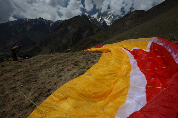 Preparativos en Hunza (comp) Preparativos en Hunza comp