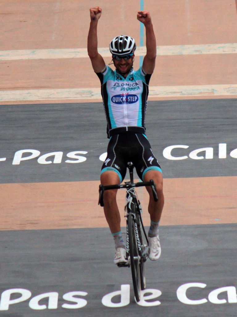 Tom Boonen cruzando la meta en el velódromo de Roubaix Fotografía de Roxanne King