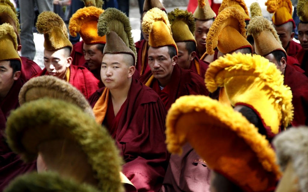 Monjes tibetanos en el monasterio de Sera en Lhasa