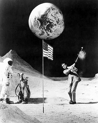 Sean Connery jugando al golf en la Luna