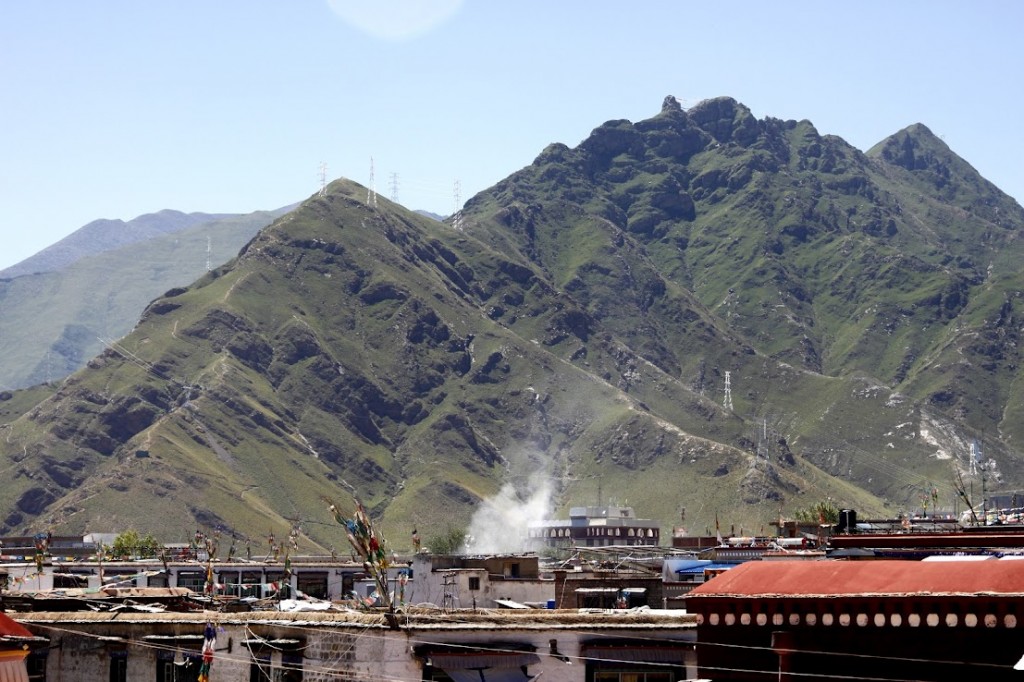 Techos de Lhasa ciudad con sus límites bien marcados por las montañas