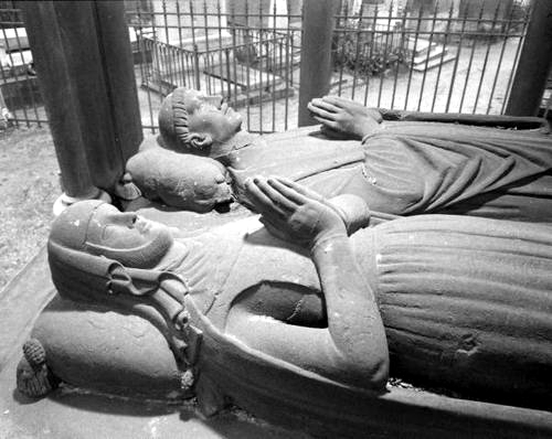 Sepulcro de Abelardo y Eloísa en el cementerio Père Lachaise de París