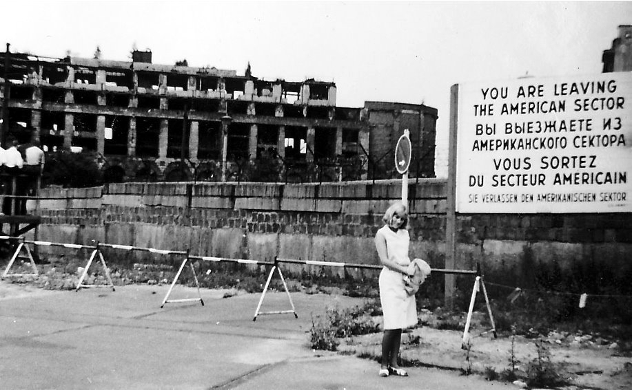 Una fräulein abandonando el sector americano de Berlín Una fräulein abandonando el sector americano de Berlín