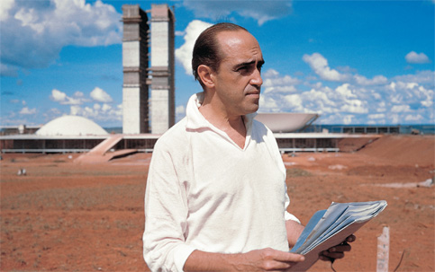 Niemeyer frente al Congreso en Construccion