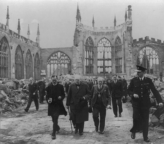 Churchill visitando las ruinas de la Catedral de Coventry tras el bombardeo del 15 de noviembre de 1940