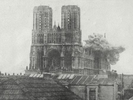 La Catedral de Reims bombardeada durante la Primera Guerra Mundial La Catedral de Reims bombardeada durante la Primera Guerra Mundial