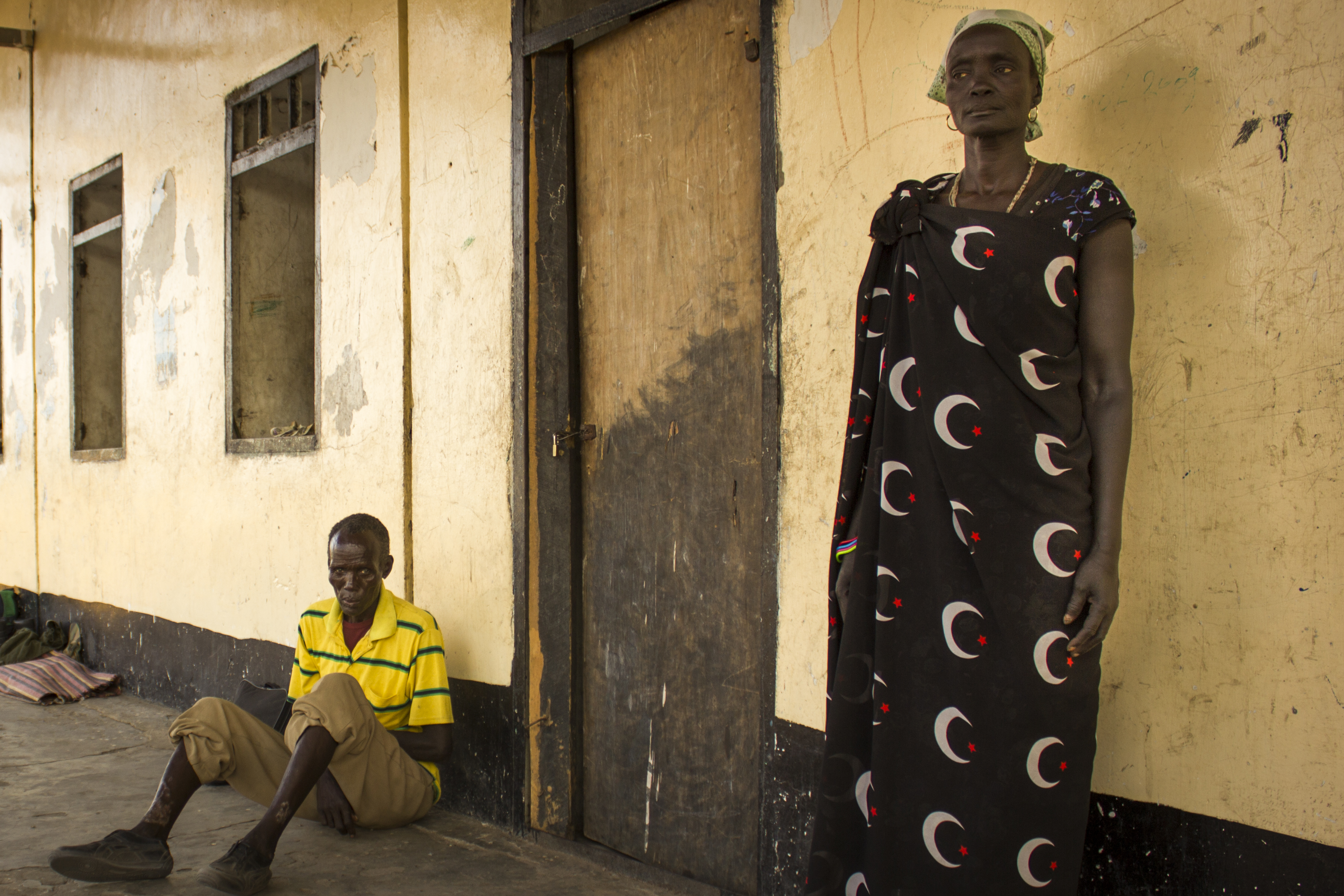 El precio de la inmortalidad 2 Chual Deng con Nyadak Garkouth en el mismo lugar, febrero de 2011 - Fotografía de Alberto Rojas