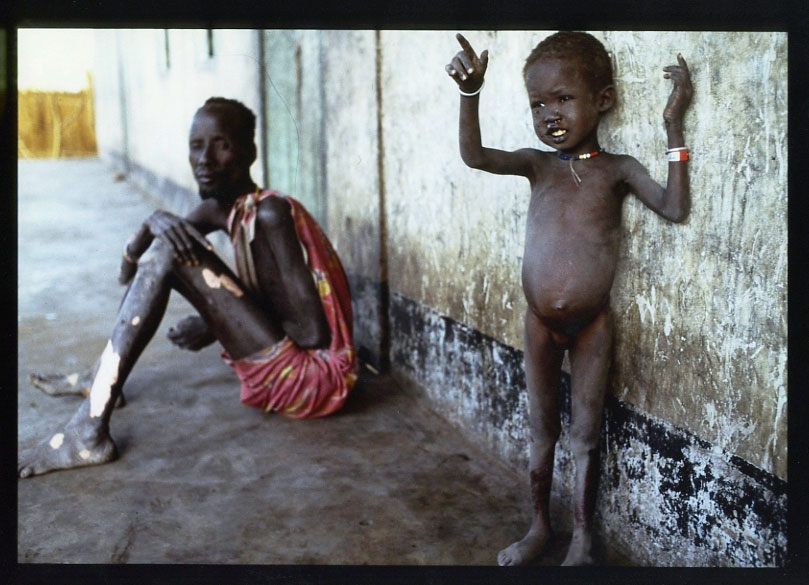 El precio de la inmortalidad 1 Chual Deng y la hija de Nyadak, en la aldea de Ayod, marzo de 1993 - Fotografía de Kevin Carter