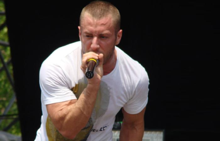Estación de bombeo matemático 4 Cuando Greg Puciato se pone romanticón levanta tan sólo 80 kilos en press de banca en lugar de los 120 habituales. Foto de Shadowgate en Flicker.