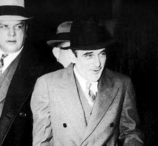 Victor Lustig vendió la torre Eiffel como chatarra y consiguió estafar a Al Capone.