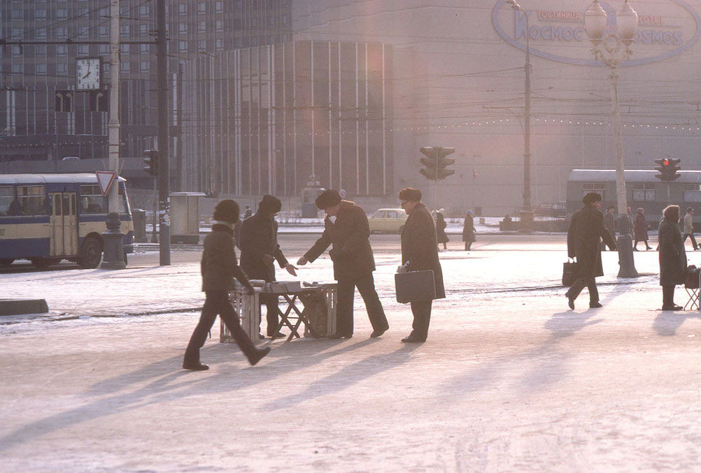 Borracheras con líquido refrigerante, condones como alpargatas: la URSS de Félix Bayón 1 Moscú, 1985. Fotografía de Steve In Leighton (1)