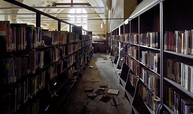 Biblioteca pública abandonada. Al parecer, a nadie le interesa llevarse los libros.