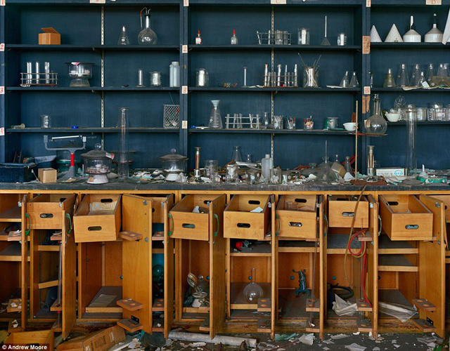 fascinante instántanea del laboratorio abandonado del Cass Technical High School.