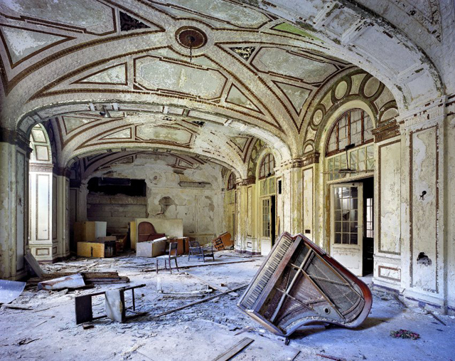 El salón de baile del Hotel Plaza, retrato de la vanidad perdida de la antaño rica Detroit.