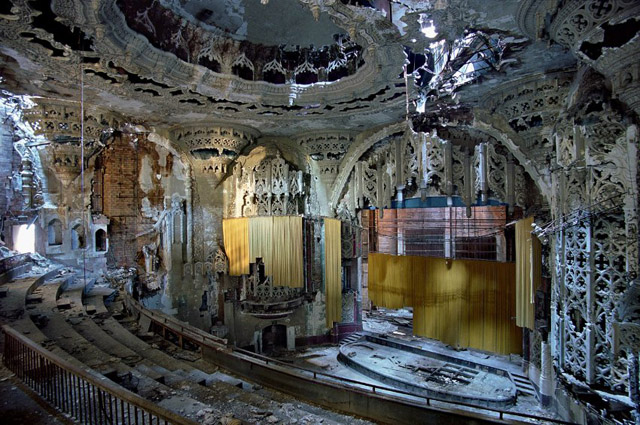 El apocalíptico interior delantaño lujoso United Artists Theater.