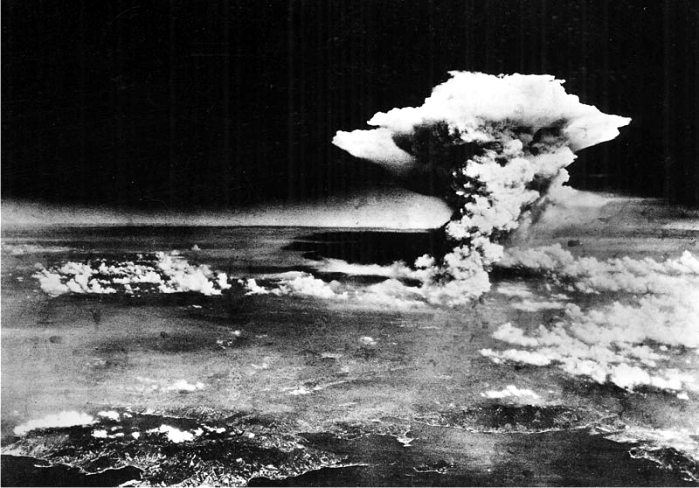 La nube atómica sobre Hiroshima, en una foto tomada desde el Enola Gay. (DP)