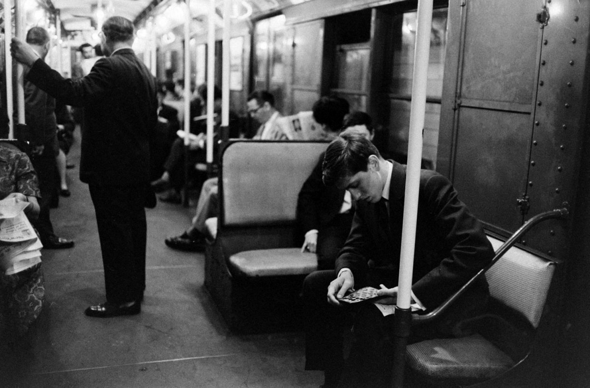 Fischer con su tablero de bolsillo en el metro, ausente de todo.