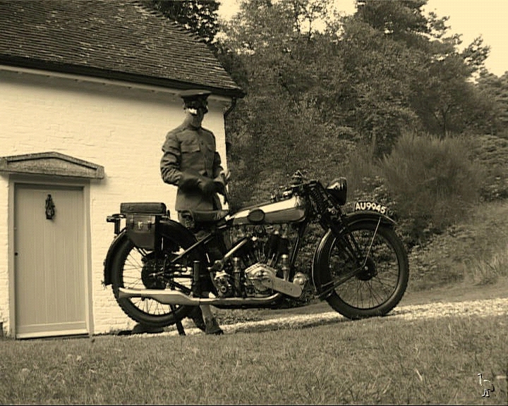 Lawrence a la puerta de su casa, junto a su moto.