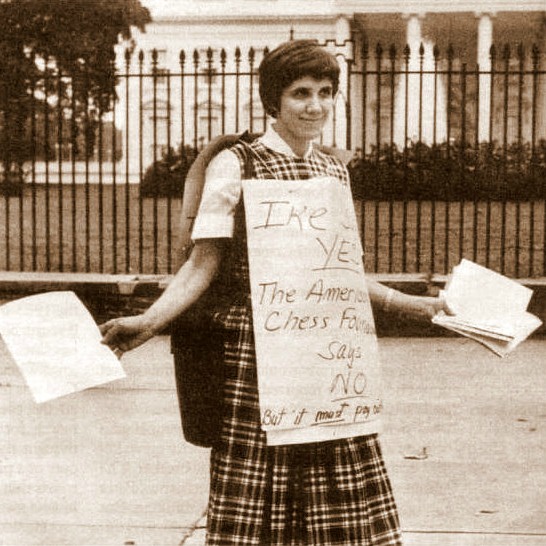 Regina Fischer, madre de Bobby, en una de sus protestas frente a la Casa Blanca.