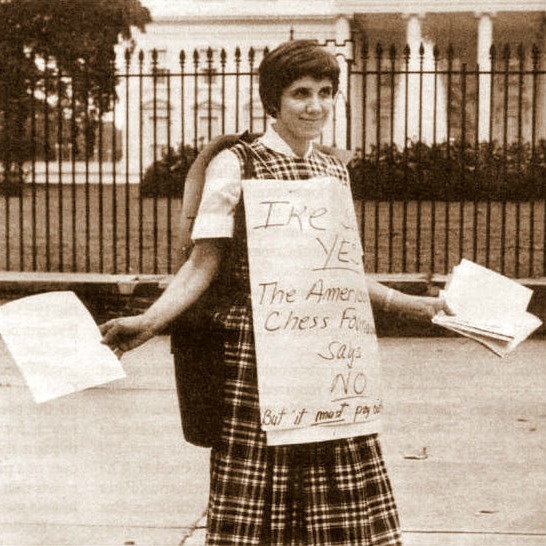 Bobby Fischer (III): L'enfant terrible 4 Regina Fischer, madre de Bobby, en una de sus protestas frente a la Casa Blanca.