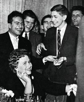 El simpático Mijail Tal (izquierda), pasando el rato junto a Bobby Fischer.