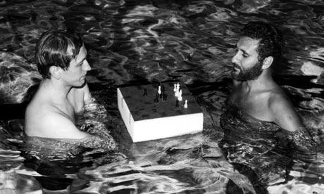 Bobby Fischer y su amigo, el GM Larry Evans, jugando relajadamente al ajedrez acuático.