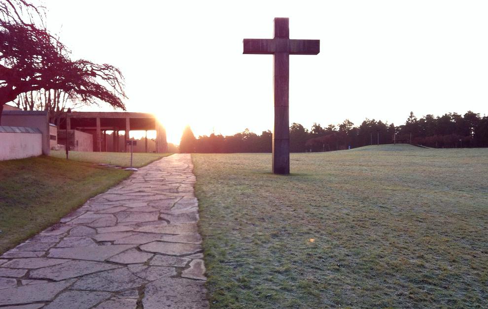 El cementerio del bosque en Estocolmo: un paseo al borde de la vida 8 El Camino de la Santa Cruz. Fotografía de Christian Biller.