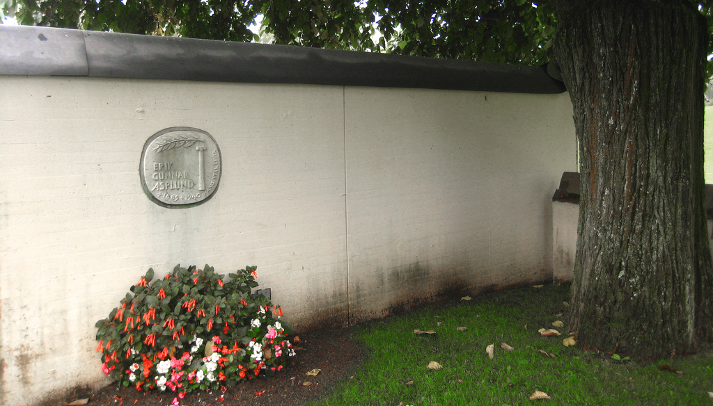 El cementerio del bosque en Estocolmo: un paseo al borde de la vida 11 Erik Gunnar Asplund. 1885-1940. Hans verk lever (su obra vive)