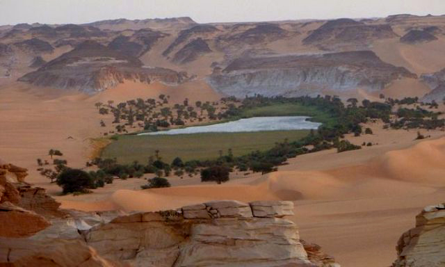 Un oasis lacustre actual en mitad del Sahara, que ilustra cómo pudo ser aquel hábitat durante los cuatro milenios de lluvias.