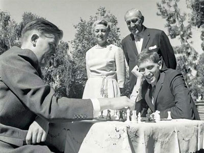 El danés Bent Larsen juega con Bobby ante la atenta mirada del matrimonio Piatigorsky.