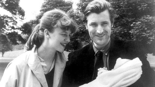 Sylvia Plath i Ted Hughes amb la seva primera filla, Frieda
