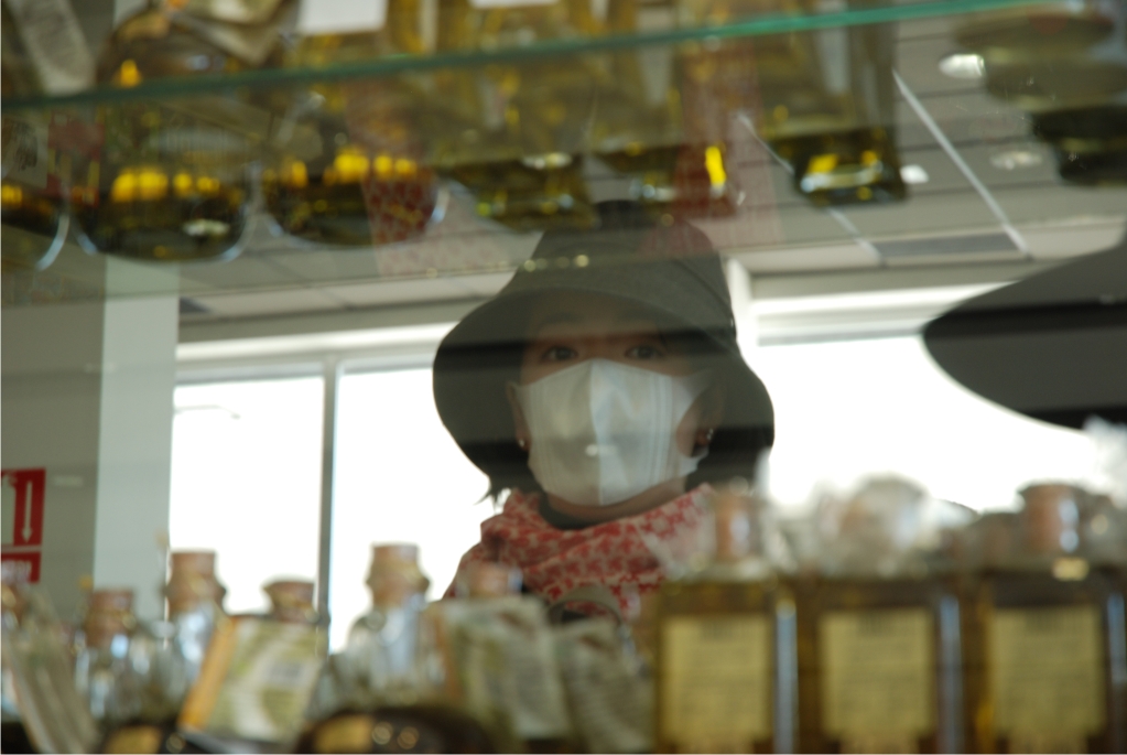 Turista japonesa examina aceite de oliva cerca de Linares - Fotografía de Pablo Mediavilla Costa