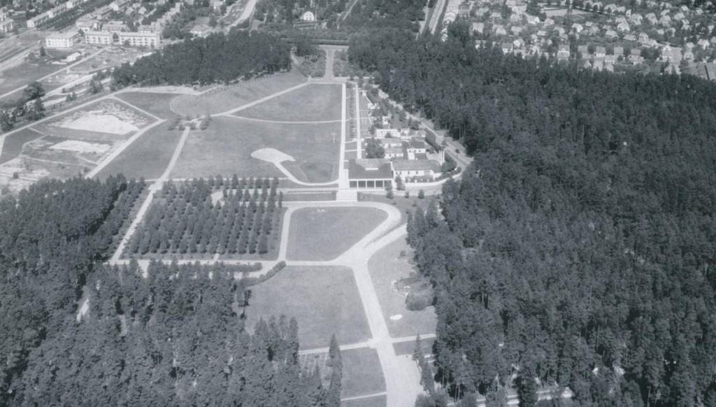 El cementerio del bosque en Estocolmo: un paseo al borde de la vida 3 Vista aérea del cementerio en 1946.