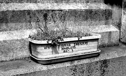 En la tumba de William Makepeace Thackeray