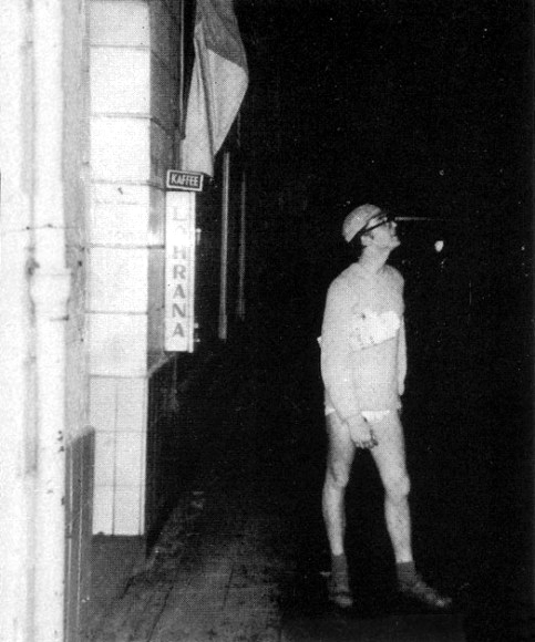 John Lennon en la puerta del Bambi Kino