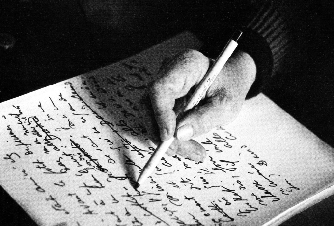 Marguerite Duras escribiendo
