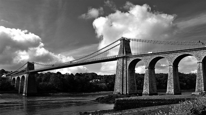 El puente colgante de Menai, con un vano principal de casi 180 m de luz y a 30 m sobre las aguas, ha sido rehabilitado en numerosas ocasiones, pero sigue siendo elegante a punto de cumplir 200 años