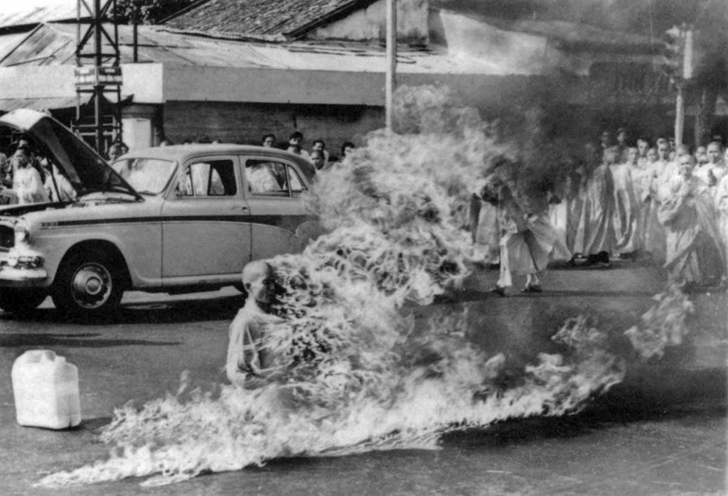 Thich Quang Duc se quema a lo bonzo hasta morir en una calle de Saigón - fotografía de Malcolm Browne