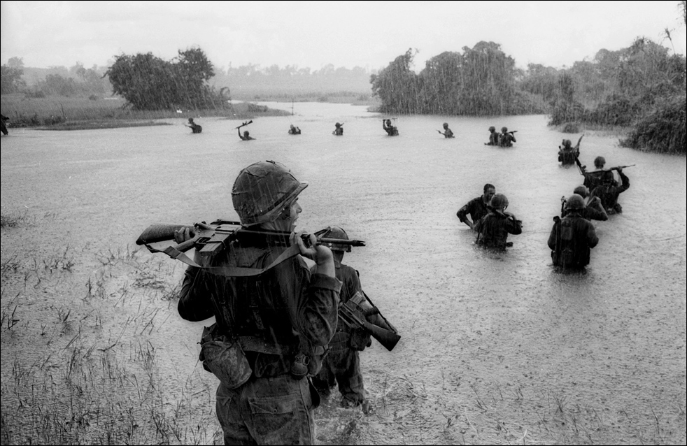 Matad a las vacas, a los cerdos, a las gallinas: todo Vietnam revisitado (I) 6 Tropas de la brigada aerotransportada sostienen sus armas lejos del agua - fotografía AP Henri Huet