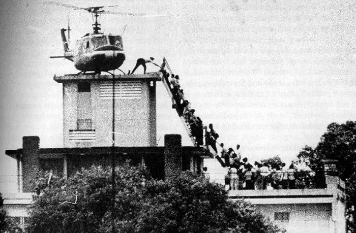 Matad a las vacas, a los cerdos, a las gallinas: todo Vietnam revisitado (I) 2 Un grupo de norteamericanos intenta subir a uno de los helicópteros sobre la embajada de EEUU en Saigón