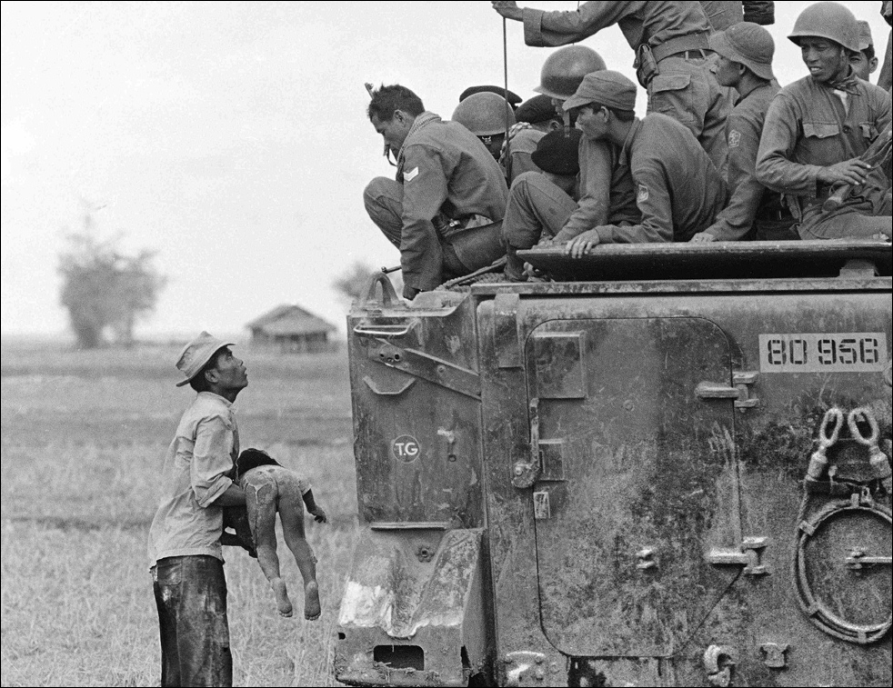 Matad a las vacas, a los cerdos, a las gallinas: todo Vietnam revisitado (I) 5 Un padre sostiene el cuerpo de su hijo frente a un blindado de tropas survienamitas - fotografía AP Horst Faas